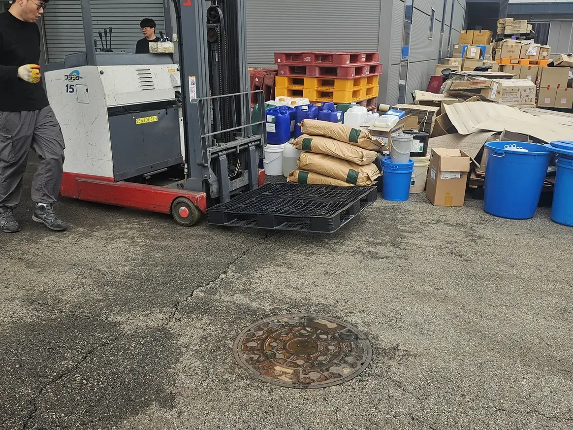 안산시 단원구 대부남동 상가 집기·가구 적재 구역 위생청소 사례 - 행진크린