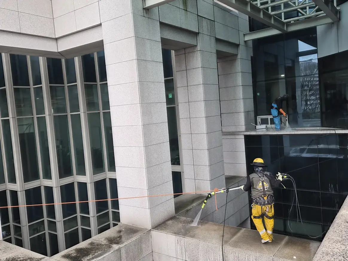 안산시 단원구 대부북동 상가건물 옥상 파라펫 장비 주변 정밀 위생청소 사례 - 행진크린