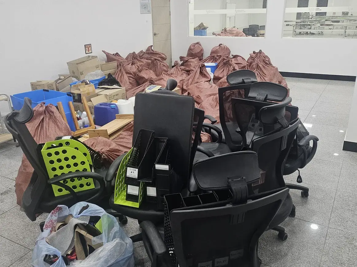 안산시 단원구 대부북동 사무실 하역장 장비 주변 정밀 위생청소 사례 - 행진크린