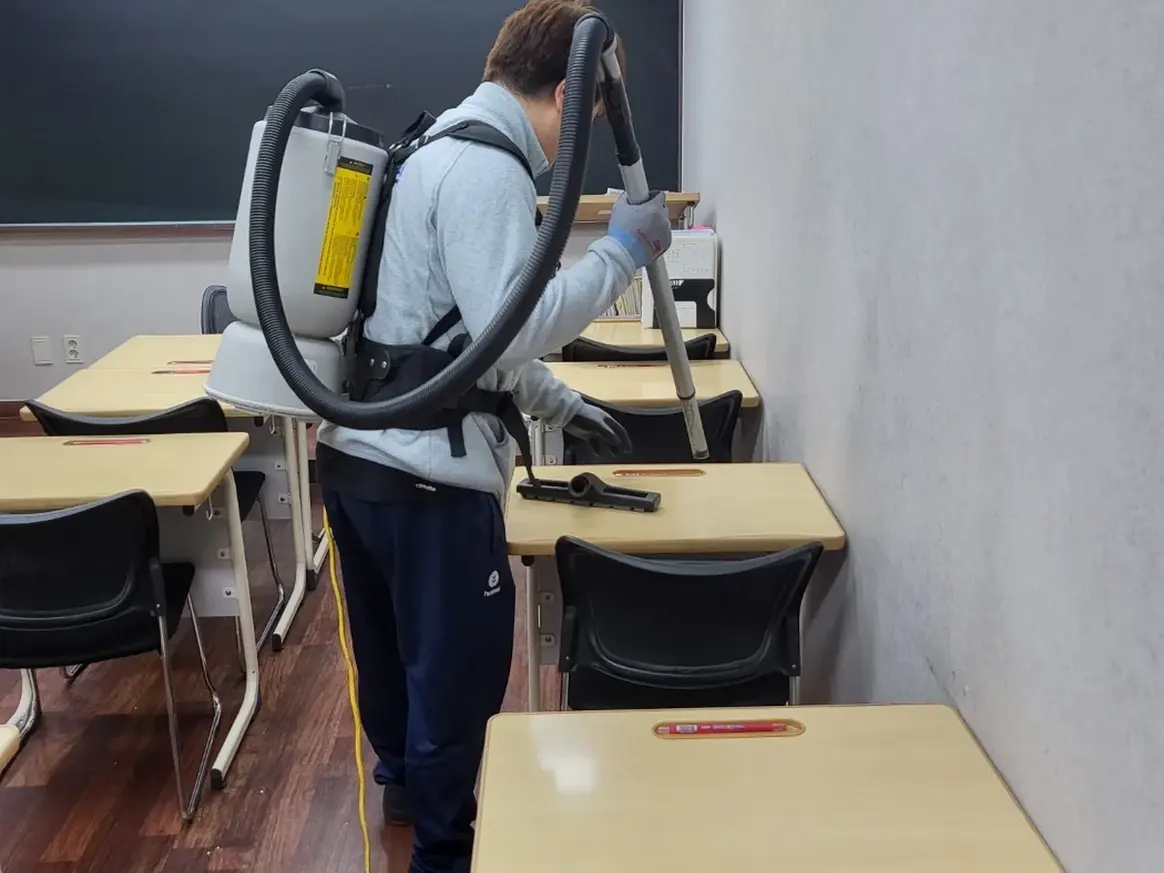 안산시 단원구 성곡동 학교 현관·중앙홀 바닥 위생청소 사례 - 행진크린