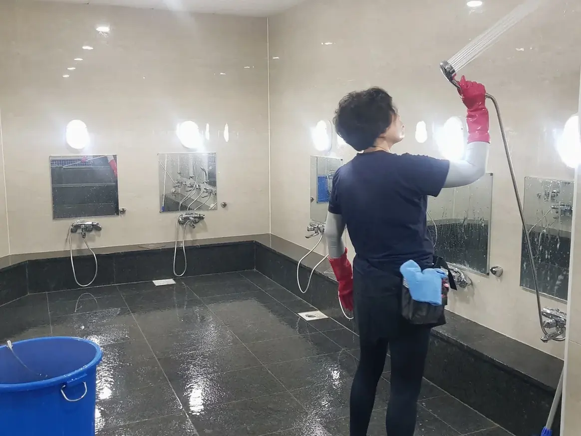 화성시 효행구 비봉면 목욕탕 탈의실·파우더룸 바닥 위생청소 사례 - 행진크린