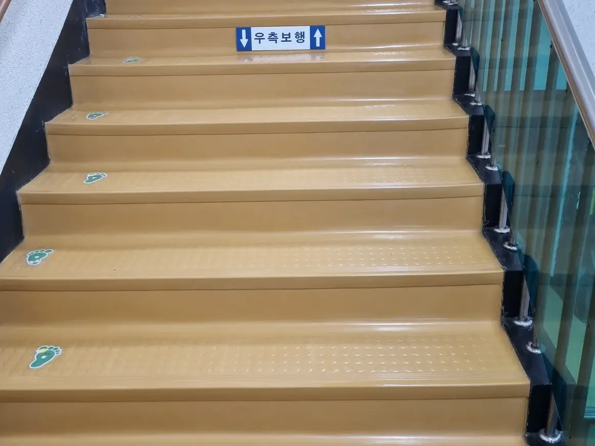 안산시 단원구 성곡동 어린이집 현관·신발장 바닥 위생청소 사례 - 행진크린